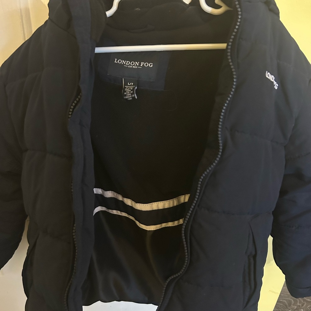 London Fog Navy blue kids coat size 7 great for them weather cold days.